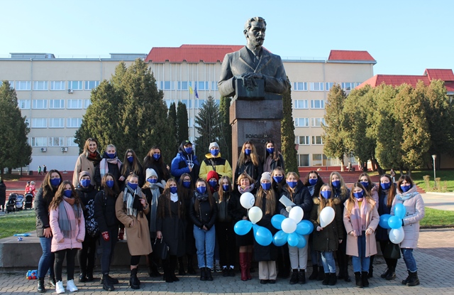 Нова генерація першокурсників біля пам'ятника Володимиру Гнатюку
